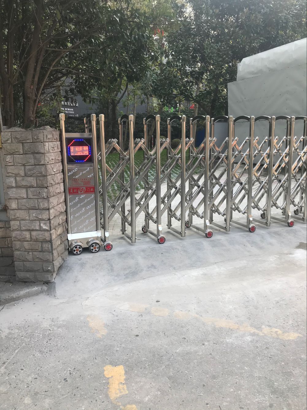 熱烈祝賀上海長(zhǎng)寧區(qū)上海申生出租汽車(chē)管理有限公司伸縮門(mén)安裝已完成。