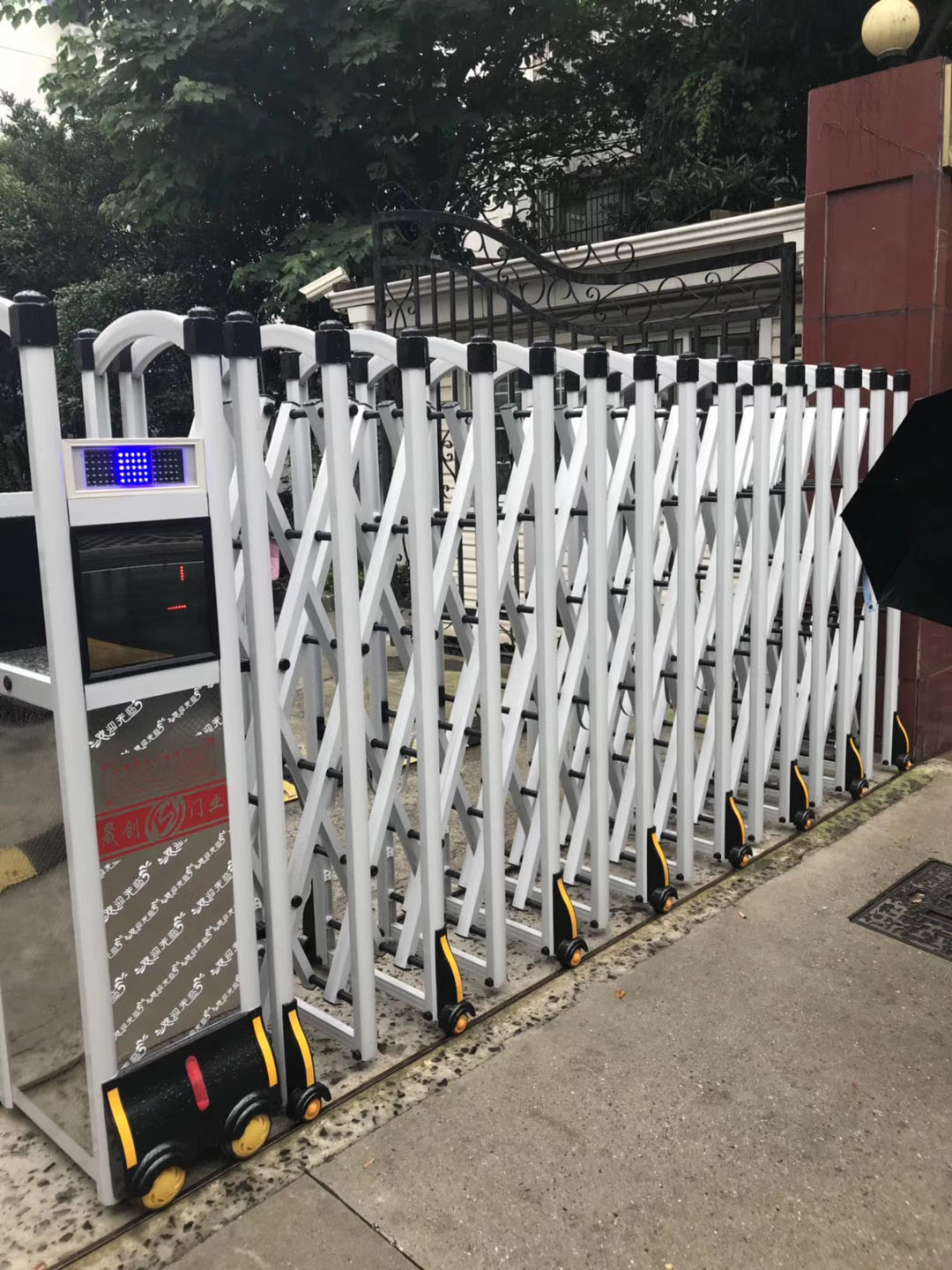 上海市靜安區(qū)人民政府臨汾路街道辦事處伸縮門(mén)安裝完成！