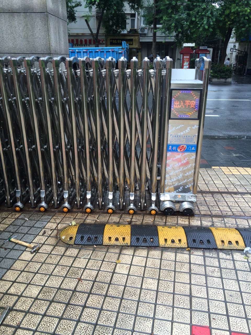 上海市打浦路中輝新苑電動(dòng)伸縮門(mén)安裝已完成！